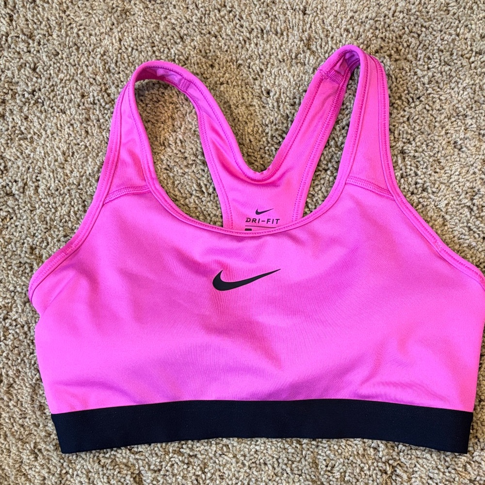 Nike dri-fit sports bra with removable pads. Size M